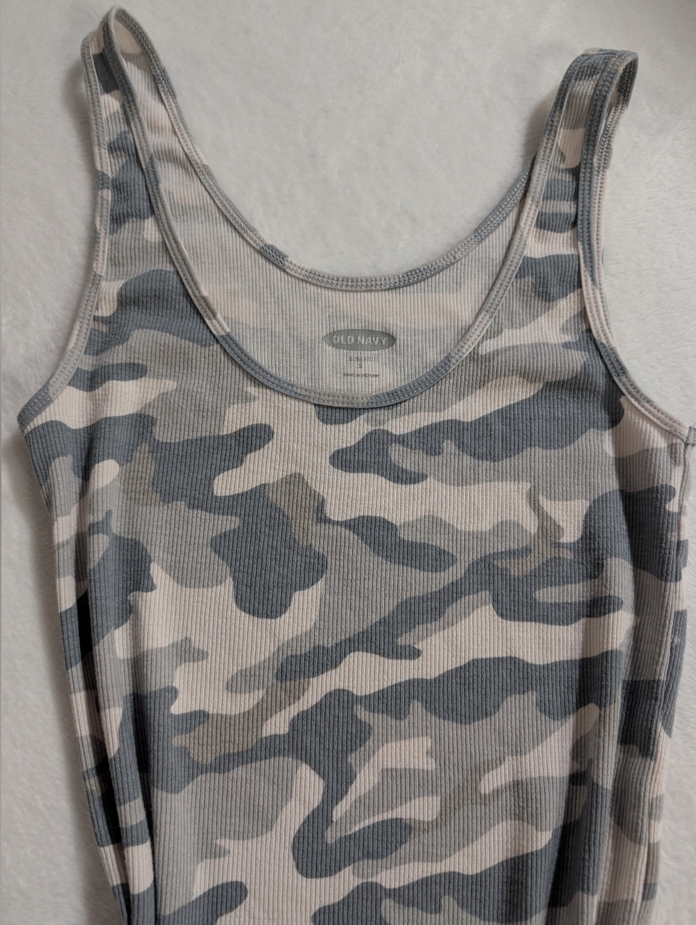 57% Cotton Old Navy Ribbed Camo Tank Top in Gray & White, Size Small - Picture 3 of 6